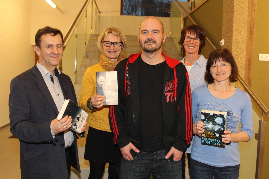 Thomas Glavinic mit Claus Schwarz von der Buchhandlung Plautz und einigen Mitarbeiterinnen des Bibliotheksteams