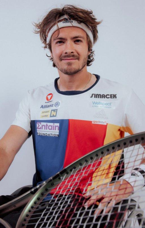 Nico Langmann im Tennisoutfit